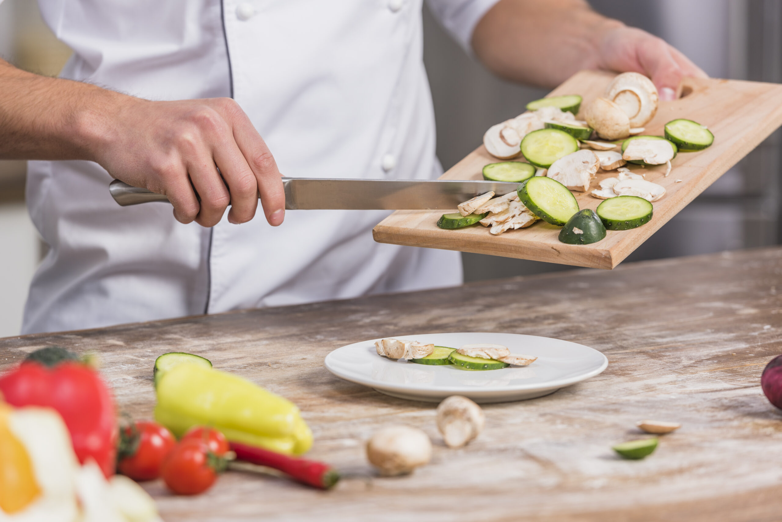 chef-en-cuisine-cuisiner-avec-des-legumes